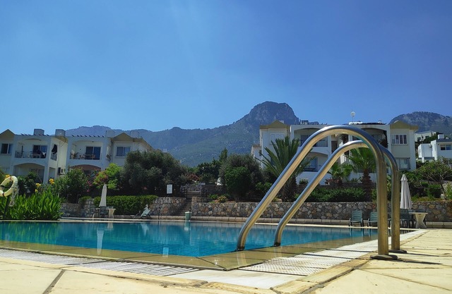 Village de Bufavento avec vue sur la mer et la montagne avec une superbe piscine.