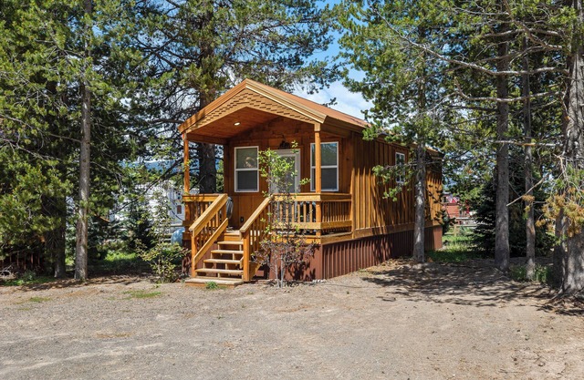 Buffalo Bungalow Tiny Cabin ~ Close to Yellowstone ~ Covered deck ~ Sleeps 2