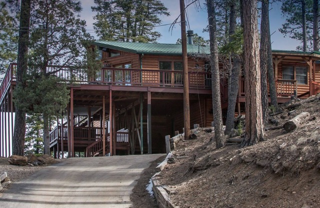 Buffalo Lodge, 7BRs, Hot Tub, Pool Table, Multiple Decks, Wi-Fi, Sleeps 16