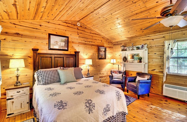 Romance and Relaxtion! Perfect Couples Retreat nestled in the Ozarks!