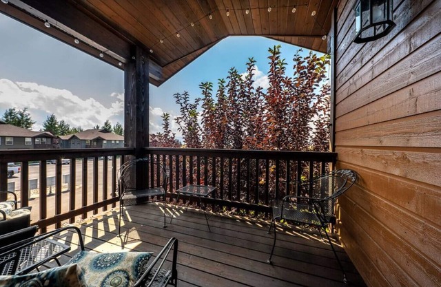 3BR Upstairs unit with AC BV4