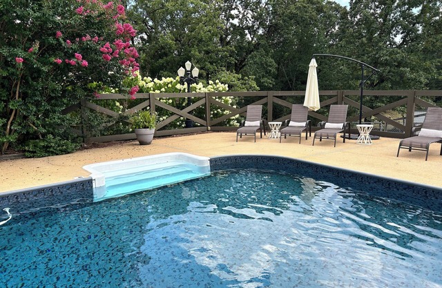 Built in 1900 3 bedroom home in charming Oxford Ms with all the amenities Enjoy!