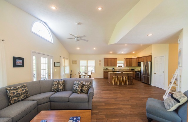 4e nuit gratuite - 4 BR / 3 BA Lakeview à Grand Rivers - La seule ville sur les deux lacs