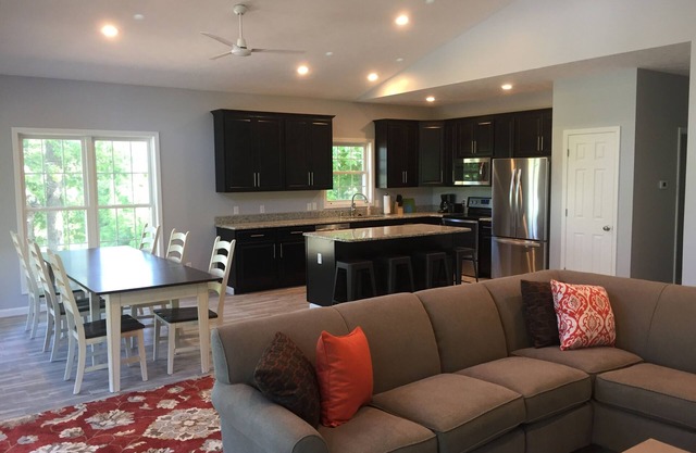 4e nuit gratuite - 4 BR / 3 BA Lakeview à Grand Rivers - La seule ville sur les deux lacs