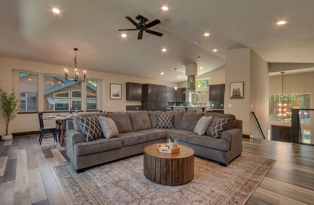 Built in 2021, Chef's Kitchen, Classic Arcade, 200mbps Wifi, Grill, Close to Heavenly: North Woods