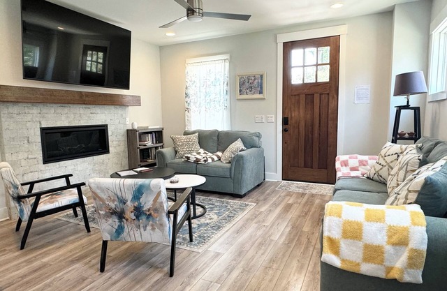 Built in 2024: 2100SF, 4-BR, 4-full-BA pet-friendly house in marvelous Apex