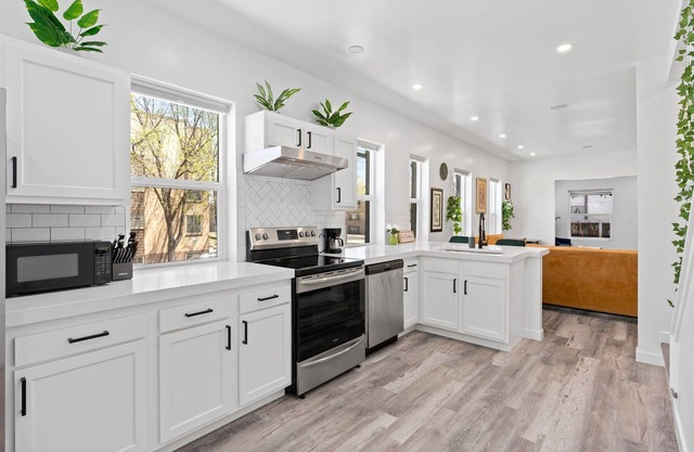 Built in Bluetooth SPEAKERS- Spacious 5-bedroom house, private parking in Denver