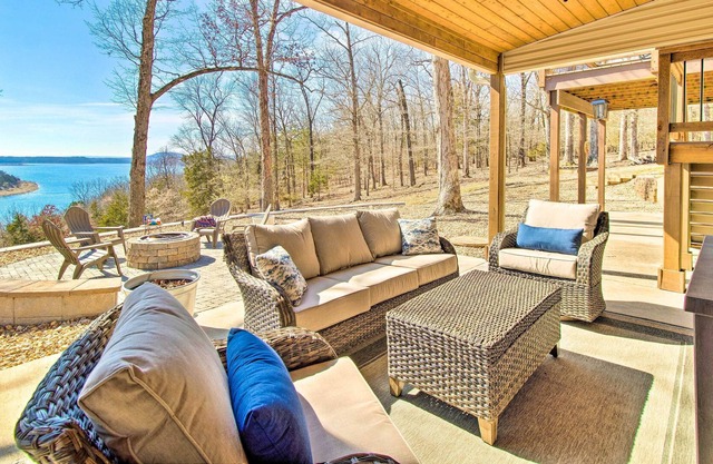 Bull Shoals Vacation Rental: Hot Tub & Ocean Views