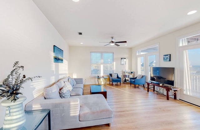 Bulldog Beach House | 2 Gulf-View Balconies | 2 Pools, Tennis, Steps to Shore