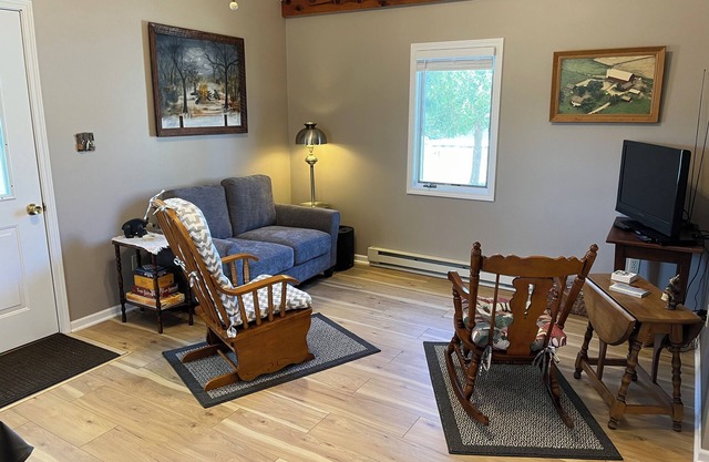 Bullfrog Bunkhouse 2-bedroom cabin near Evart