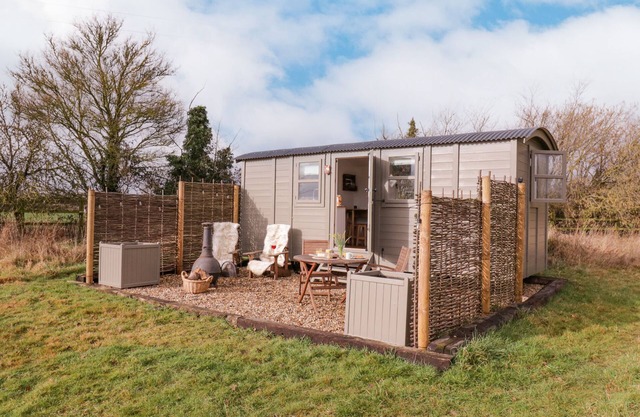 BUMBLE'S RETREAT, pet friendly, with a garden in Bury St Edmunds