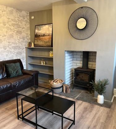 Bumblebee Cottage 3-Bed Family Stay near Sheffield with Garden & Free Parking