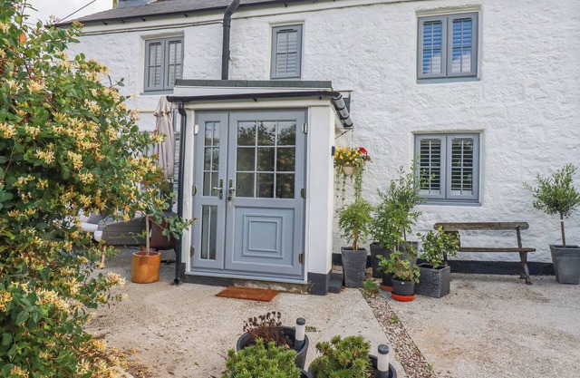 BUMBLEBEE COTTAGE, pet friendly, with open fire in Luxulyan