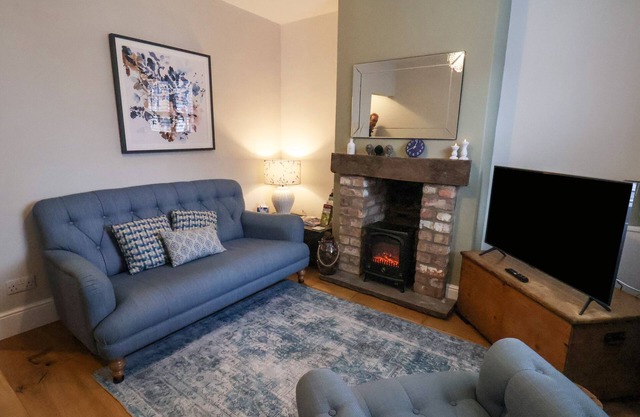 BUMBLEBEE COTTAGE, pet friendly, with a garden in Beverley