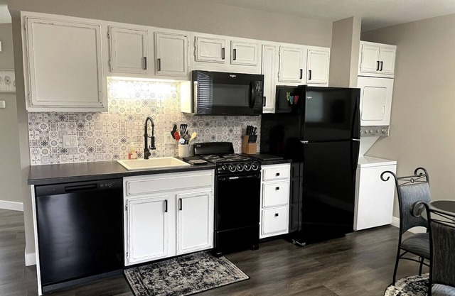 Bumblebee Hollow · New Remodeled Luxury Condo By The Lake, No Stairs!