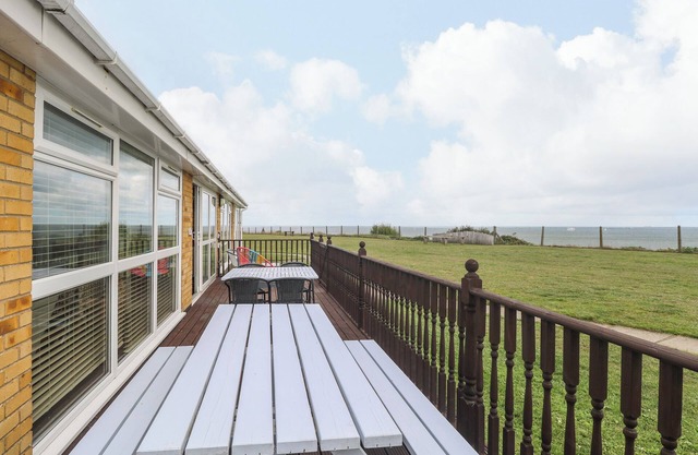 BUNGALOW 14, pet friendly, with pool in Corton