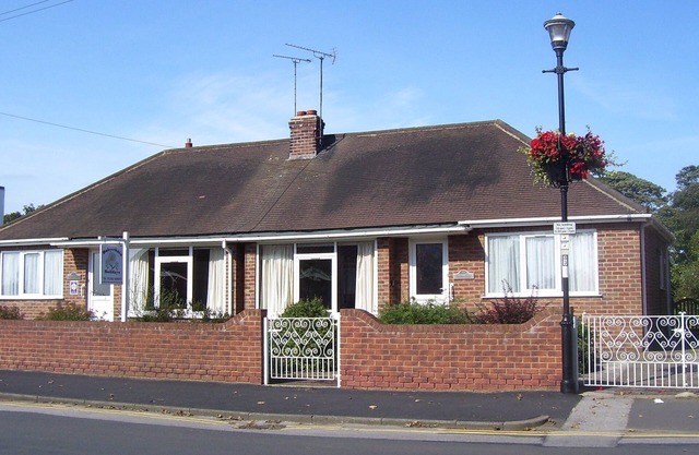 Bungalow, 2 bedroom, enclosed pet friendly garden, cliff top walks beaches 5 min