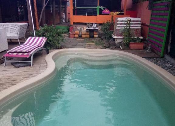 Bungalow accès piscine jaccuzzi chez Kat et rico