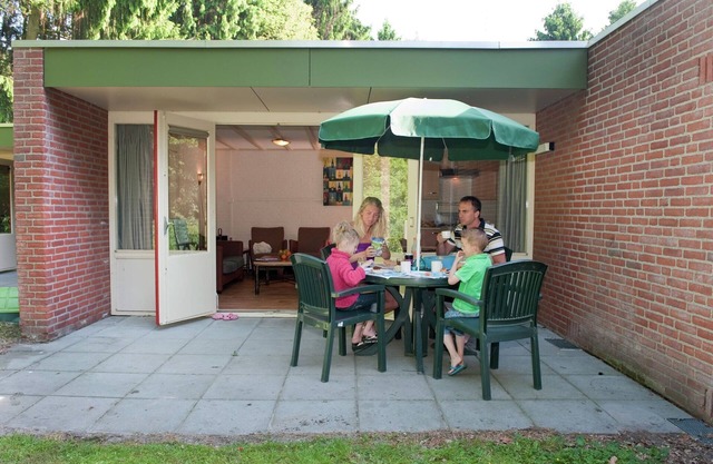 Bungalow cosy avec micro-ondes au milieu de De Maasduinen