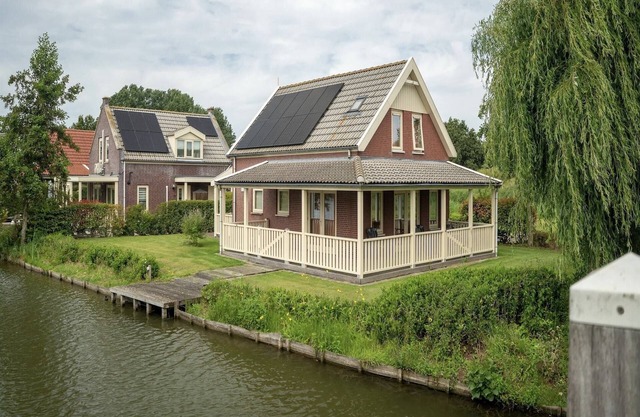 Superbe maison de vacances sur l'eau avec terrasse