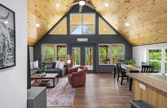 Bungalow on the Bluff at Little River Cabins