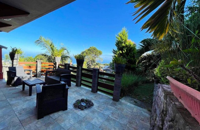 Bungalow charmant à Les Trois Bassins avec vue sur mer