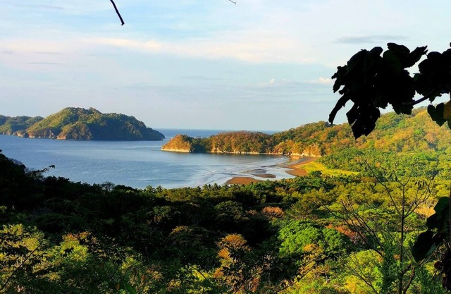 Bungalow, floor 2, Ocean View, sleeps 6, king-size bed,10 min from Curu Nat Park
