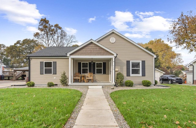 Bungalow Walking Distance to Main St & Heated Pool