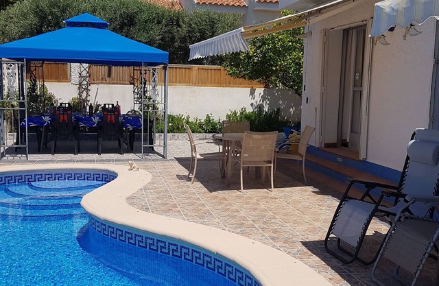 Bungalow avec piscine privée et jardin, vue sur la mer et parking, Internet certains air conditionné