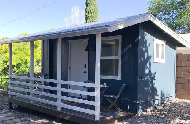 Bunkhouse studio bungalow near downtown, cruisers available to explore the town.