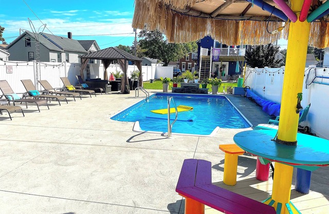 BUOY HOUSE SANDUSKY: Heated, in-ground pool, your own oasis!