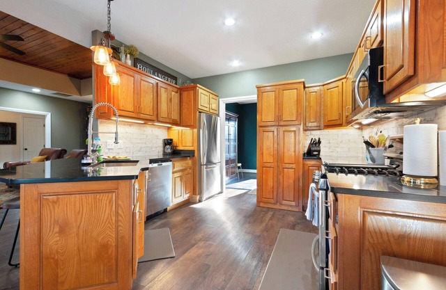 Bur Oak House: Just listed! Embrace Spring Adventures Near Birch Run