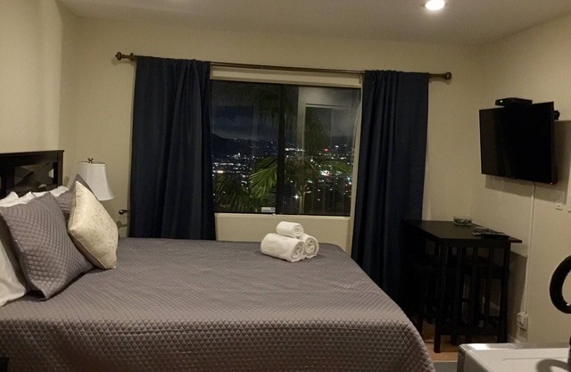 Burbank Hills New Suite avec vue sur la ville et accès au balcon!