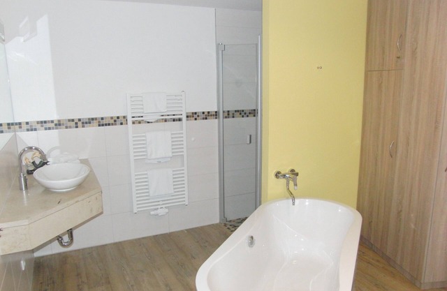 «Burg Rothenklempenow»: Appartement jusqu'à 3 personnes (avec lit supplémentaire)