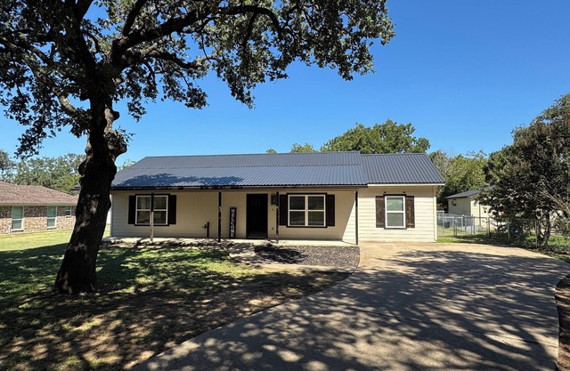 Burleson Farmhouse 3-bedroom house with WiFi and AC in welcoming Burleson