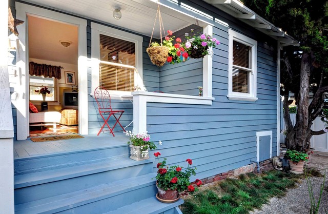 Burnham Beach Cottage # 1- Block to Beach!