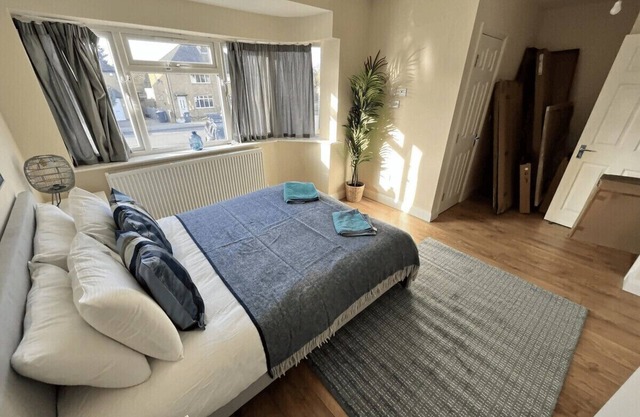 Burnham / Slough Spacious Six Bedroom House