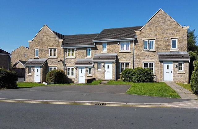 Burnley-4-Bedroom House-Sleeps 6-Parking-ClariTurf