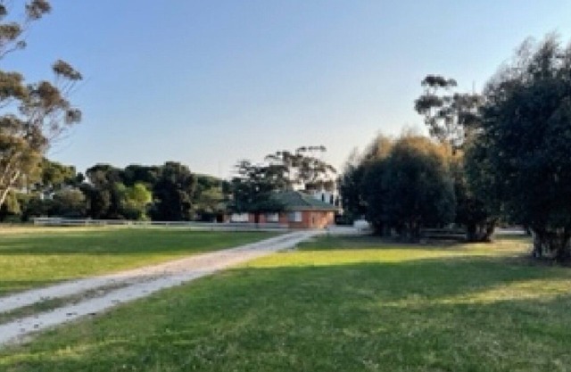 Burra Farmhouse Comfortable 3 bedroom home situated between Burra and Clare.