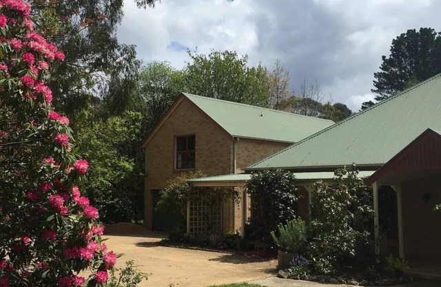 Burradoo Loft with king size bed. Close to Southern Highlands wineries.