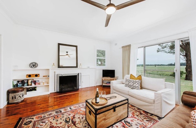 Burrundulla Farmhouse Poolside Country Allure