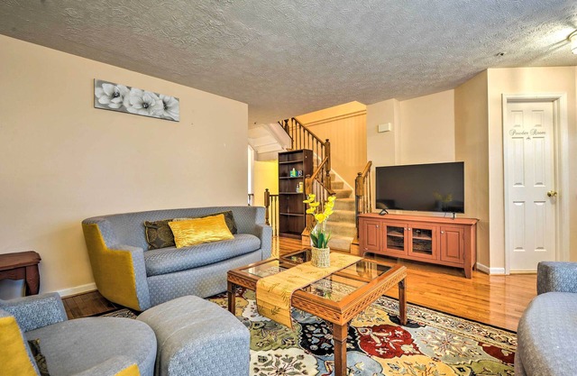 Burtonsville Townhome 20 Mi to DC!