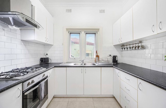 Burwood 3Br house close to train/shopping/parks