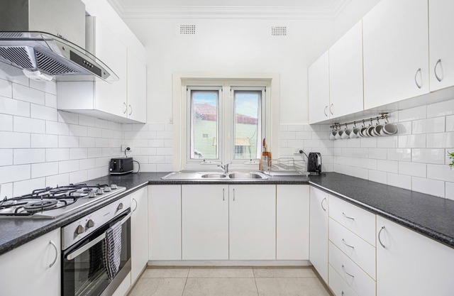 Burwood 3Br house close to train/shopping/parks