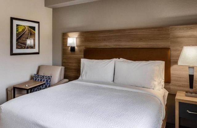 Business-friendly Accommodation! 2 Rooms, Minutes to Sergeant Jasper State Park