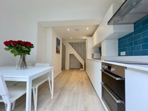 Buttercup Cottage Off-Street Parking 2 Large SUVs 3 Minutes to Beach