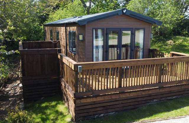 BUTTERCUP LODGE, pet friendly, character holiday cottage in Staithes