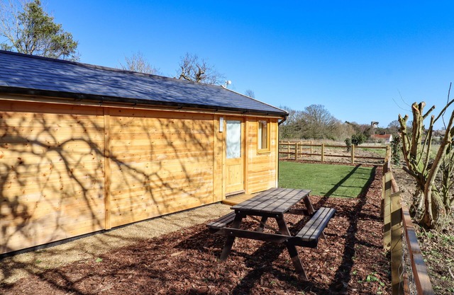 BUTTERCUP LODGE, pet friendly, with a garden in Leiston