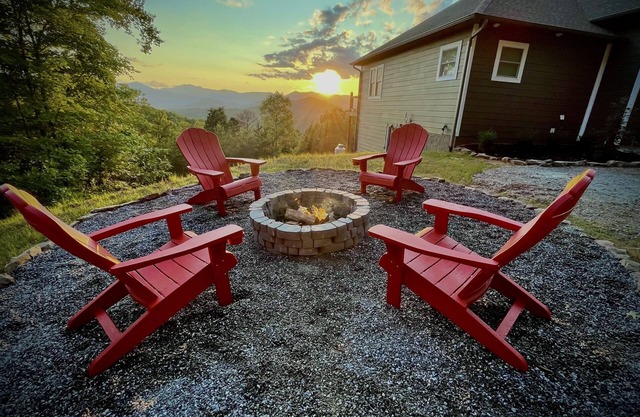 Butterfly Mountain Cabin for 8 w/amazing view+wifi, 3 bdrm, 3.5 bath, & firepit
