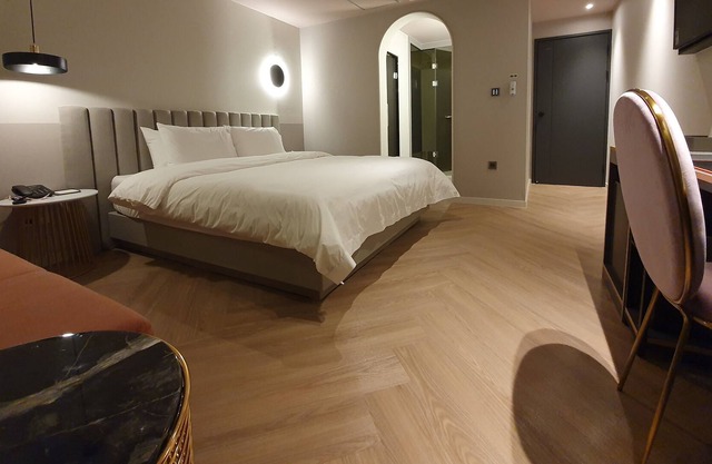 BUTTON HOTEL